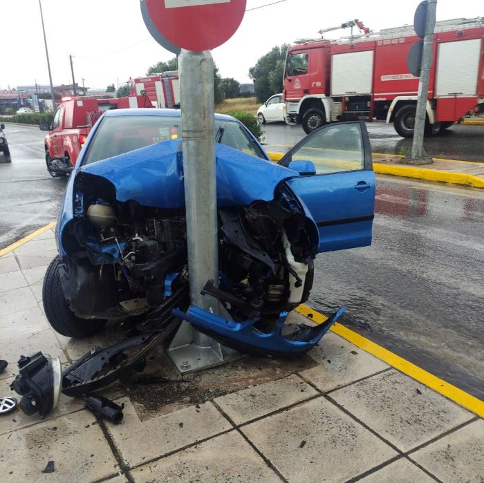 Τροχαίο-ατύχημα-με-τραυματισμό-ηλικιωμένου-έξω-από-το-Δημαρχείο-Σπάτων-(φωτο)