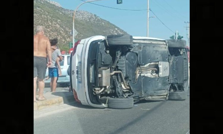 Τροχαίο-στη-Νέα-Μάκρη-επί-της-Λεωφόρου-Μαραθώνος,-με-ανατροπή-αυτοκινήτου