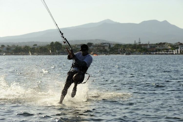 Αρτέμιδα:-Χάθηκε-με-το-kite-surf-του-στη-θάλασσα-και-τον-έσωσε-το-Λιμενικό-Ραφήνας-–-anattica