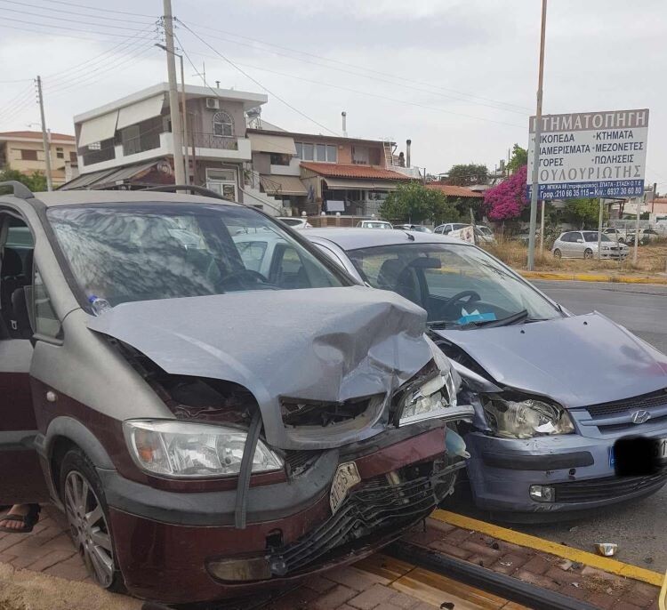 Σπάτα:-Ατύχημα-έξω-από-το-Κέντρο-Υγείας-–-εκτός-λειτουργίας-οι-φωτεινοί-σηματοδότες