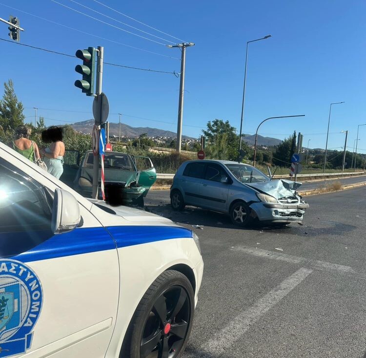 Σπάτα:-Ατύχημα-με-εμπλοκή-δυο-αυτοκινήτων-στο-ύψος-του-εκπτωτικού-χωριού,-με-μεγάλες-υλικές-ζημιές