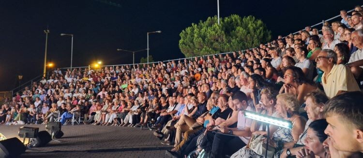 Γιατί-η-Δημοτική-αρχή-Μαραθώνα-διέκοψε-την-συνεργασία-με-την-σκηνοθέτιδα-της-Θεατρικής-Σκηνής-Ν.-Μάκρης-Στέλλα-Κωστοπούλου